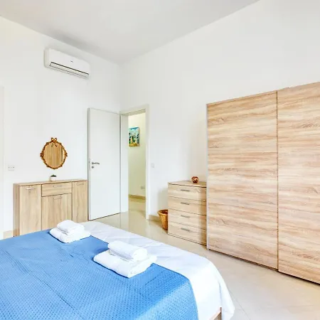 아파트 Charming Maltese Maisonette